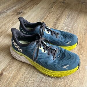 HOKA Arahi 6 Running Shoe